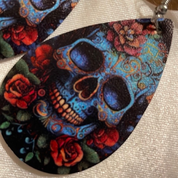 Boho Floral Skull w/Roses Earrings! Vegan Leather Soooo Beautiful! - Picture 3 of 4